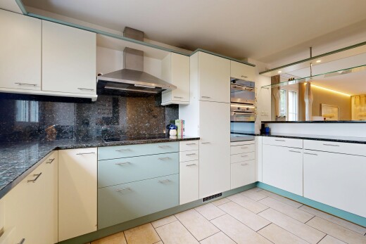cuisine avec plans de travail, dark countertops, backsplash, dosseret, et light floor