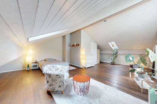 chambre avec puits de lumière, wood finish floor, sol en finition bois, low ceiling, et plafond bas