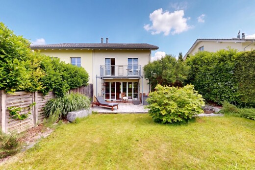 façade avec balcon, from property, clôture, pelouse, et day time