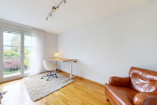 salon avec éclairage sur rail, track lighting, sol en finition bois, wood finish floor, et cloison sèche
