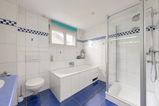 salle de bains avec douche, bain, salle de bain complète, dark floor, et tile wall