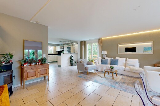 salon avec drywall, cloison sèche, inside property, natural light, et lumière naturelle