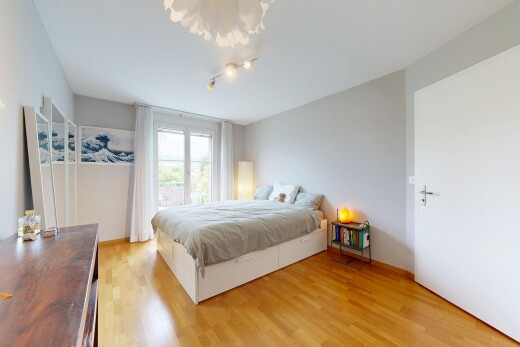 chambre avec inside property, drywall, cloison sèche, wood finish floor, et sol en finition bois