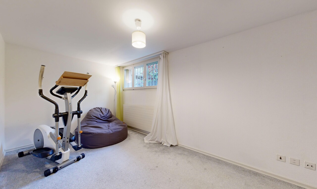 exercise room with carpet and baseboards