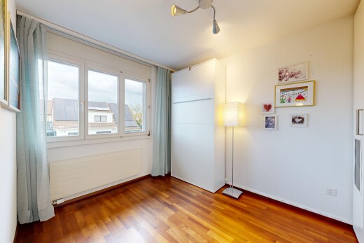 pièce vide avec radiateur, cloison sèche, drywall, sol en finition bois, et wood finish floor