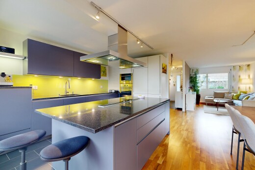 cuisine avec dark countertops, bar de cuisine, kitchen bar, inside property, et îlot de cuisine