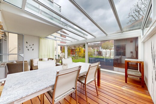 salle à manger avec sol en finition bois, wood finish floor, et light floor