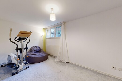 gym avec drywall, cloison sèche, et inside property