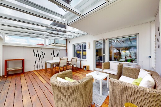 terrasse avec coin repas extérieur, terrasse, day time, espace de vie extérieur, et pergola
