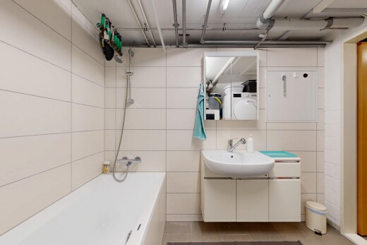 salle de bains avec lavabo (ou coiffeuse selon le contexte), tile wall, mur en carrelage, miroir, et salle de bain complète