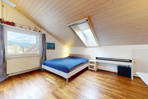 chambre avec pièce supplémentaire, inside property, plafond bas, low ceiling, et sol en finition bois