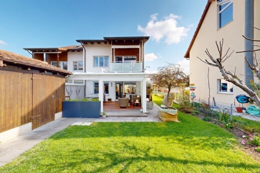 façade avec balcon, pelouse, property visible, bardage en stuc, et day time
