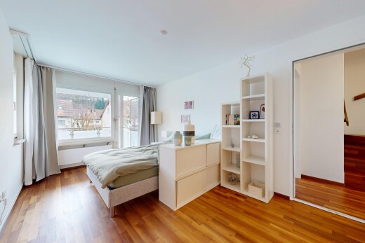chambre avec inside property, drywall, cloison sèche, wood finish floor, et sol en finition bois
