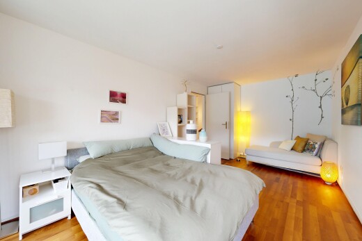 chambre avec drywall, cloison sèche, inside property, wood finish floor, et sol en finition bois