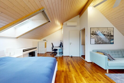 chambre avec pièce supplémentaire, wood ceiling, plafond en bois, espace bureau, et puits de lumière