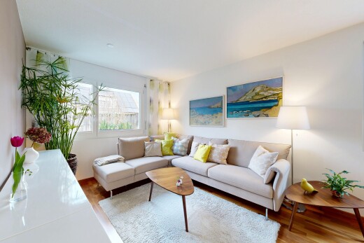 salon avec sol en finition bois, wood finish floor, inside property, cloison sèche, et drywall