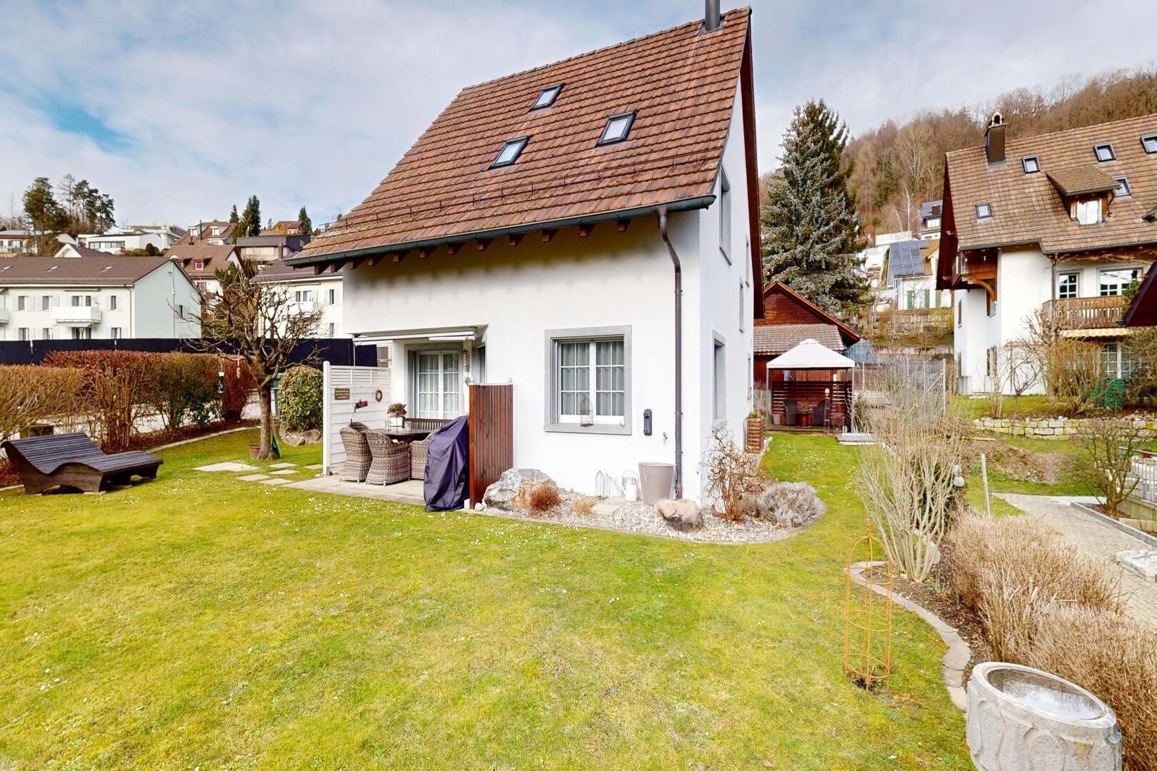 außenansicht mit rasen, property visible, day time, stuckverkleidung, und wohngebietblick