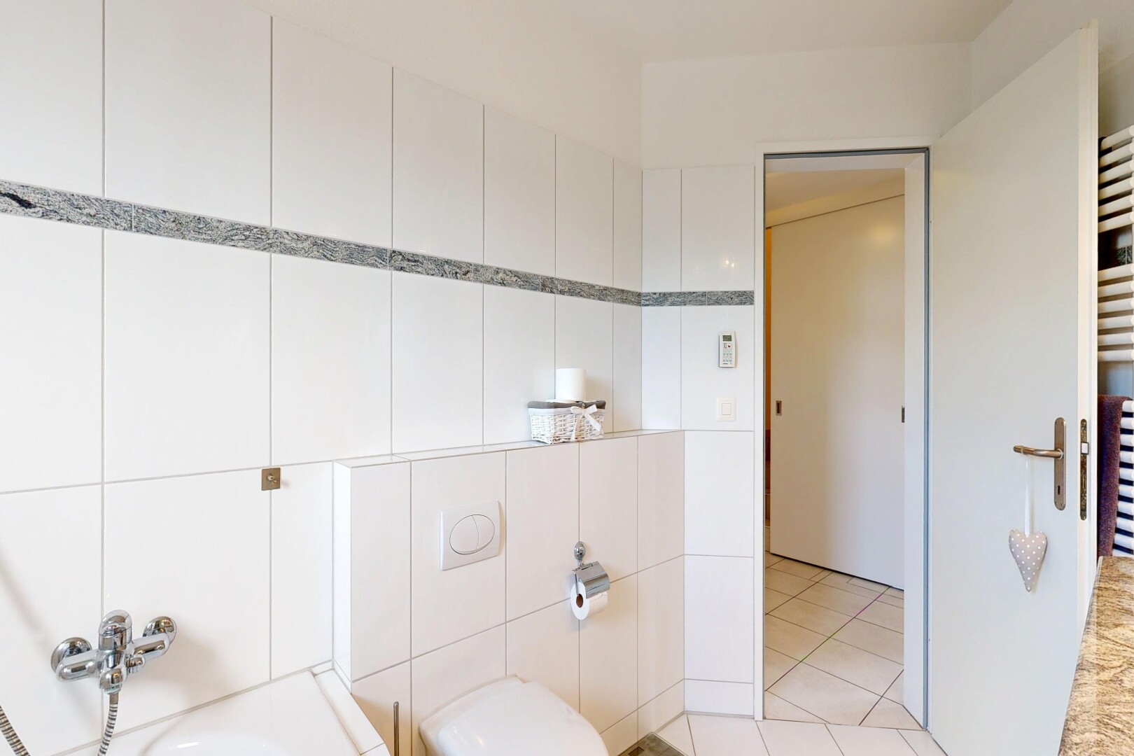 bad mit handtuchwärmer, inside property, fliesenboden, tile floor, und light floor