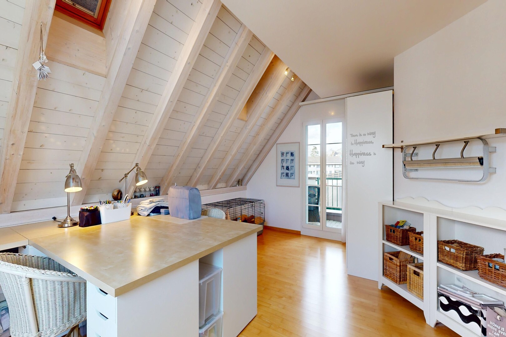 küche mit beamed ceiling, balkendecke, wood ceiling, holzdecke, und white cabinets
