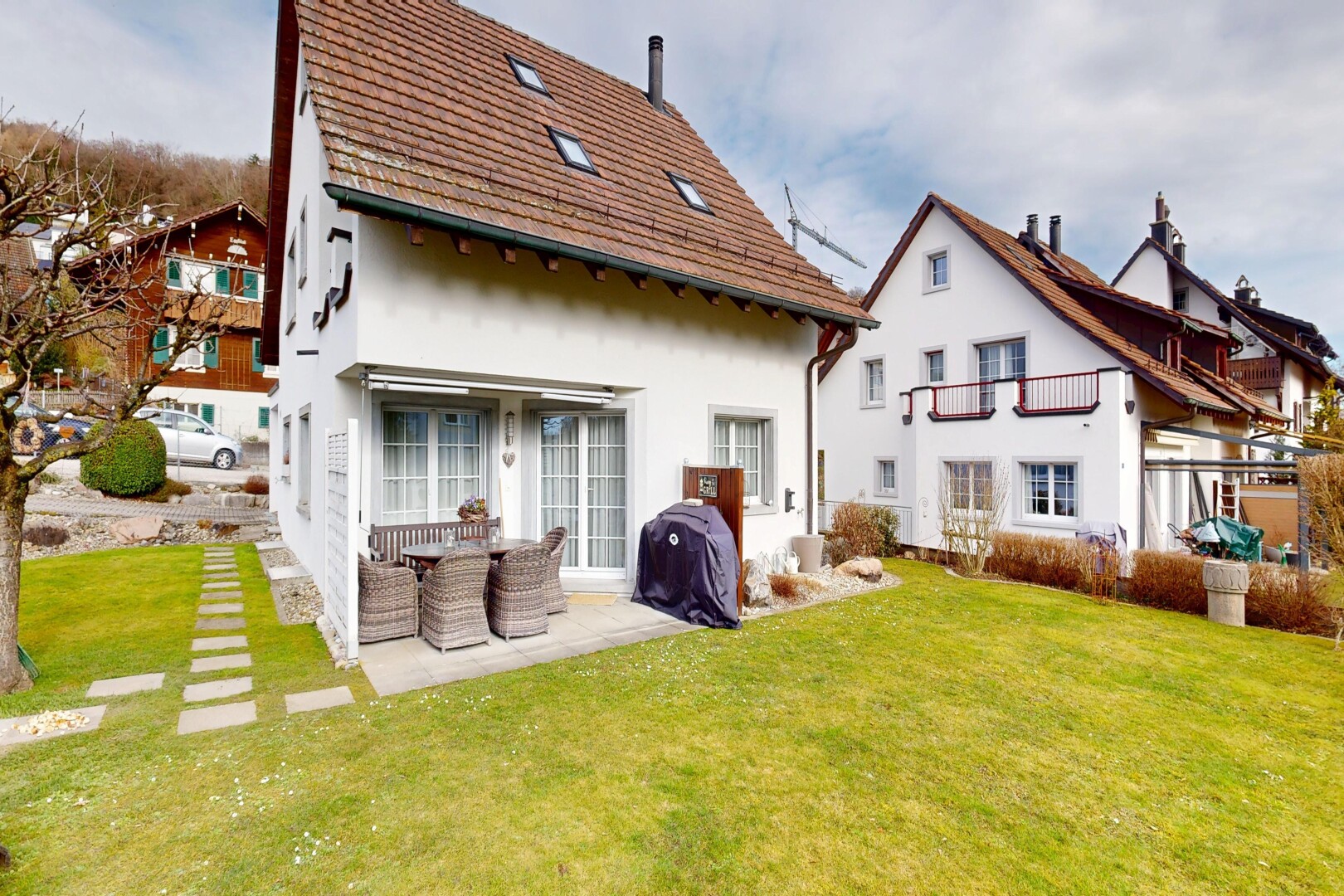 außenansicht mit property visible, terrasse, stuckverkleidung, rasen, und day time