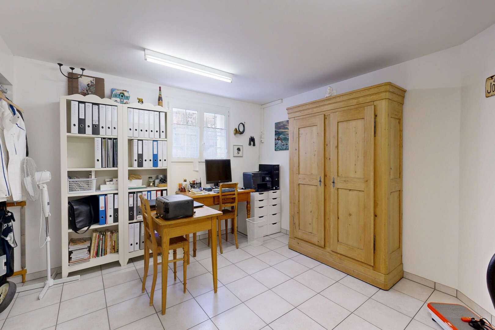 büro mit bürobereich, inside property, drywall, gipskartonwand, und fernseher