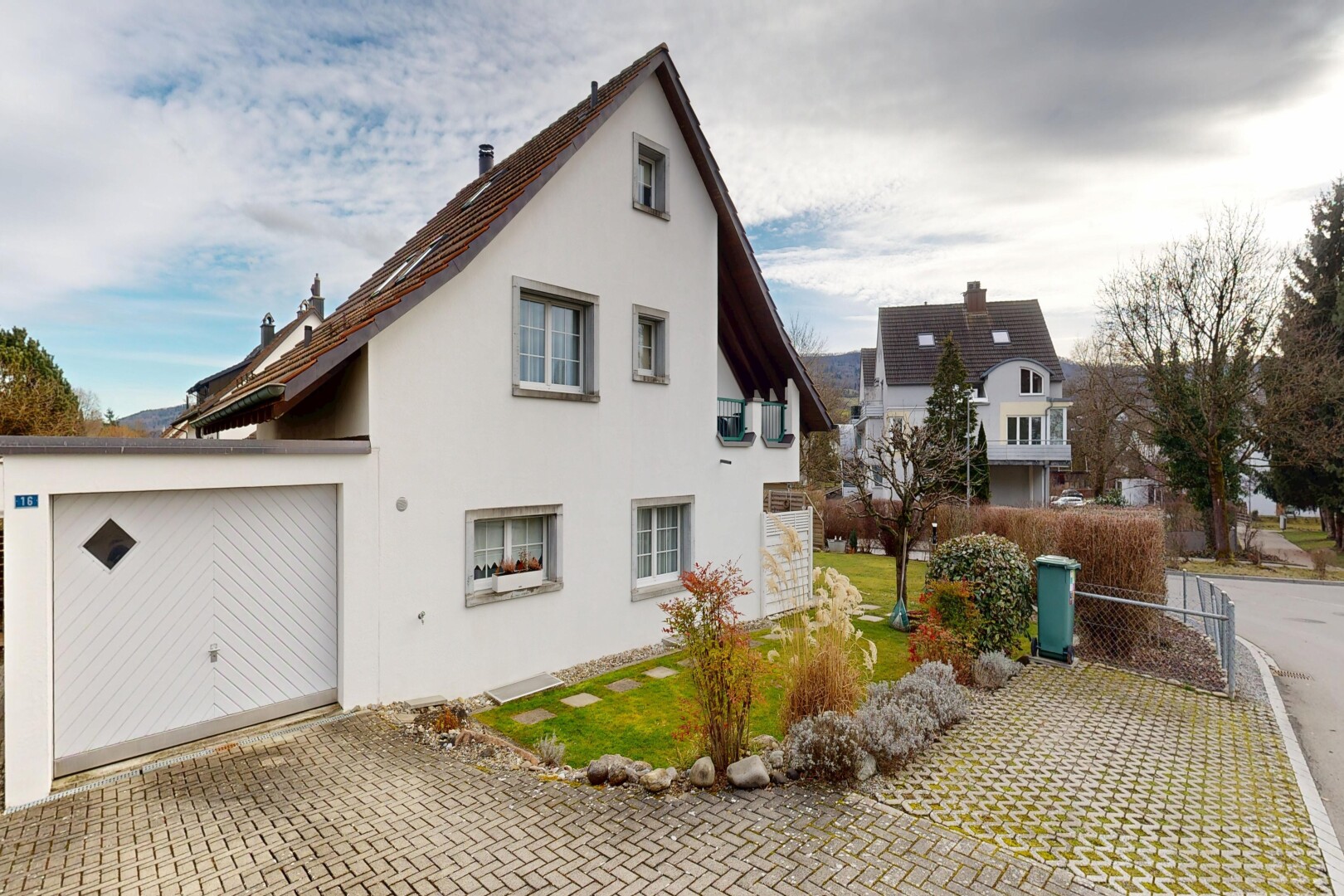außenansicht mit property visible, zaun, stuckverkleidung, garage angeschlossen, und auffahrt
