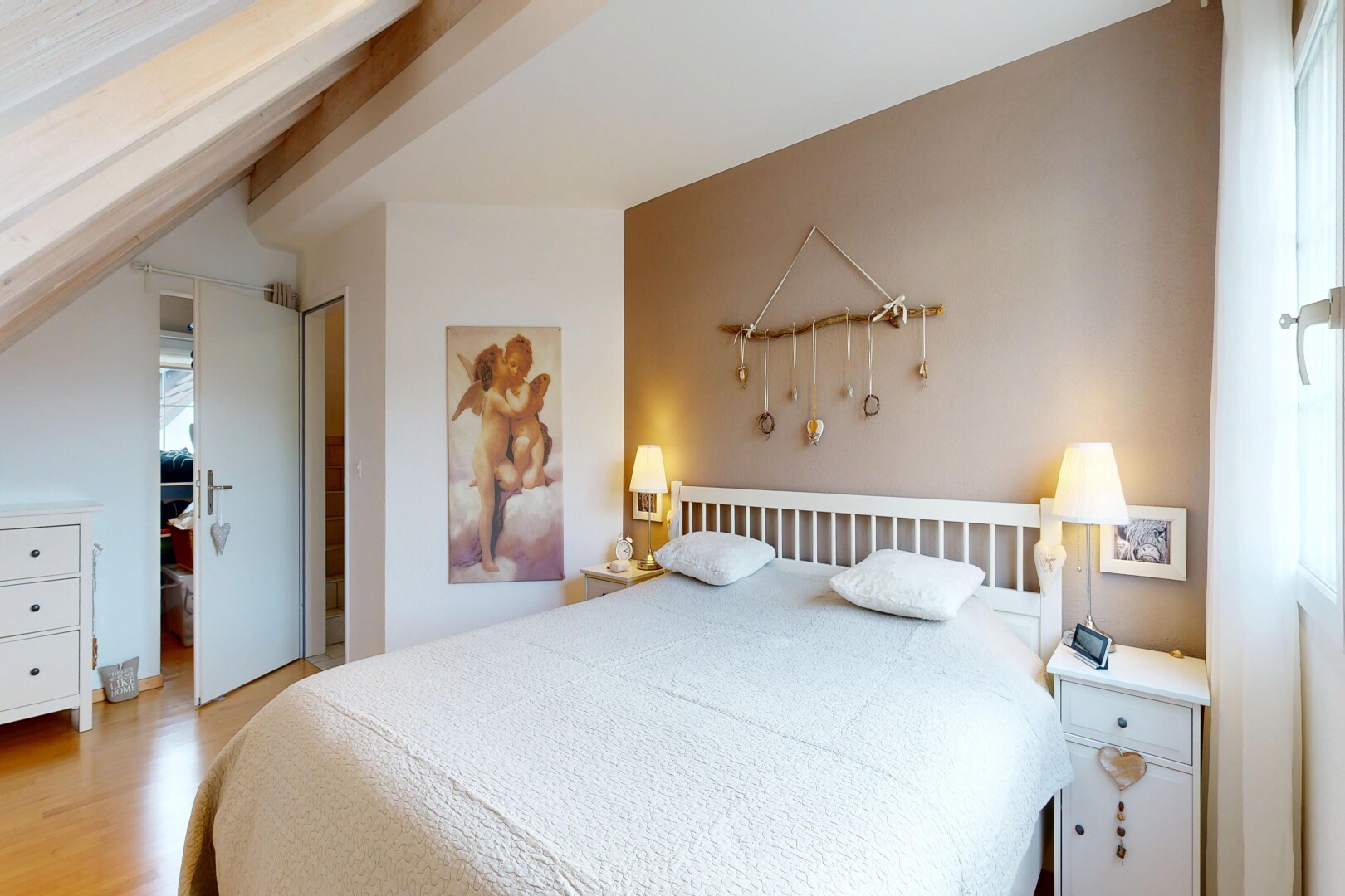 zimmer / schlafzimmer mit inside property, drywall, gipskartonwand, natural light, und natürliches licht