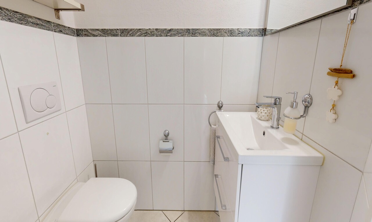 bad mit tile wall, fliesenwand, schminktisch, toilette, und gäste-wc