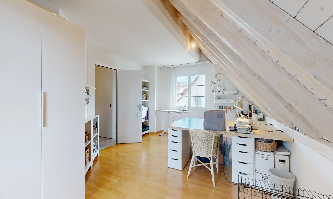 büro mit bürobereich, wood finish floor, holzfußboden, vaulted ceiling, und dachschräge