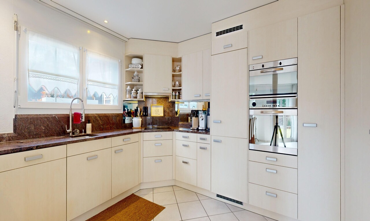 küche mit offene regale, open shelves, light floor, dark countertops, und natürliches licht