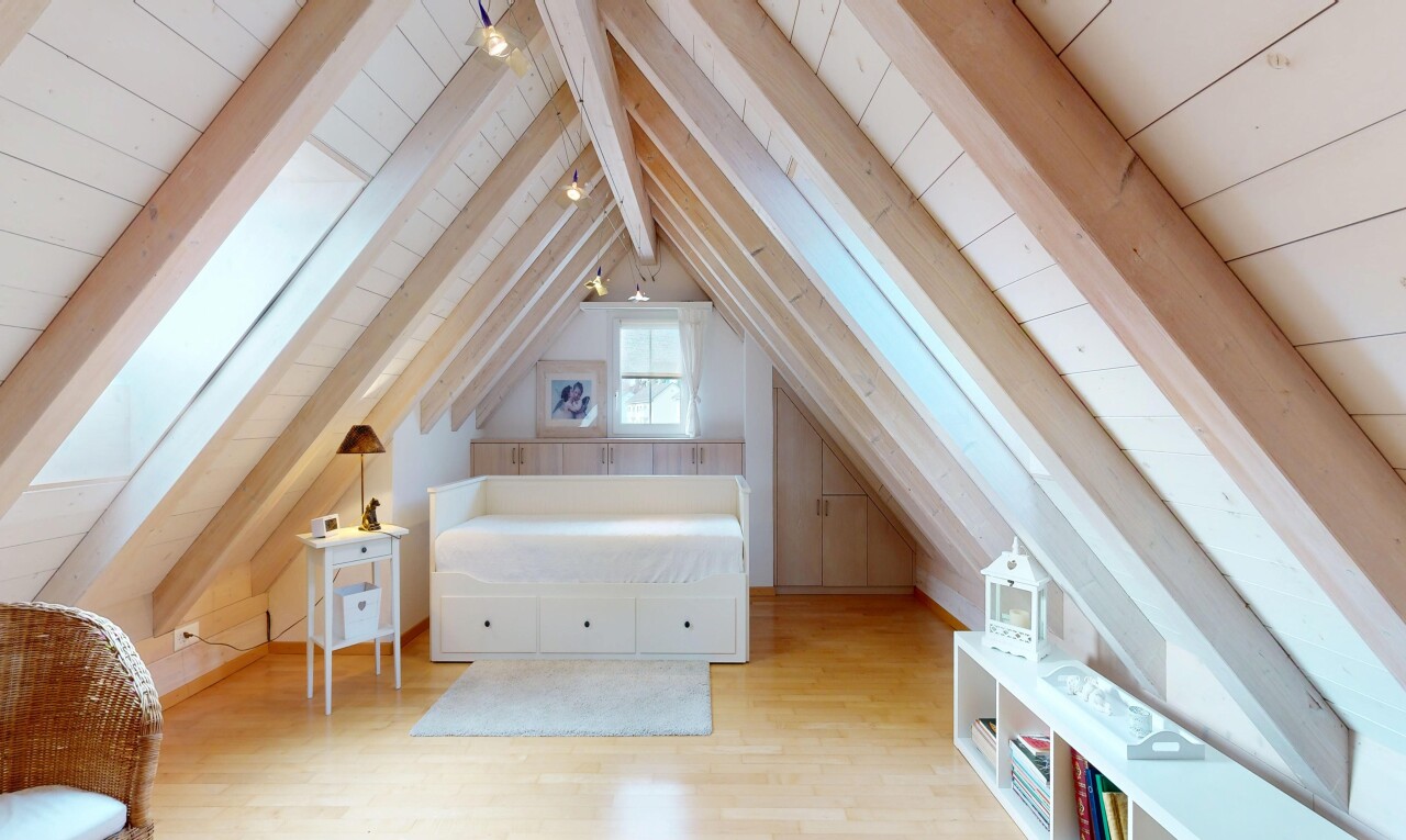 zimmer / schlafzimmer mit holzfußboden, wood finish floor, inside property, kathedralendecke, und cathedral ceiling