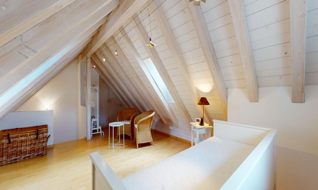 zimmer / schlafzimmer mit wood finish floor, holzfußboden, inside property, dachfenster, und vaulted ceiling