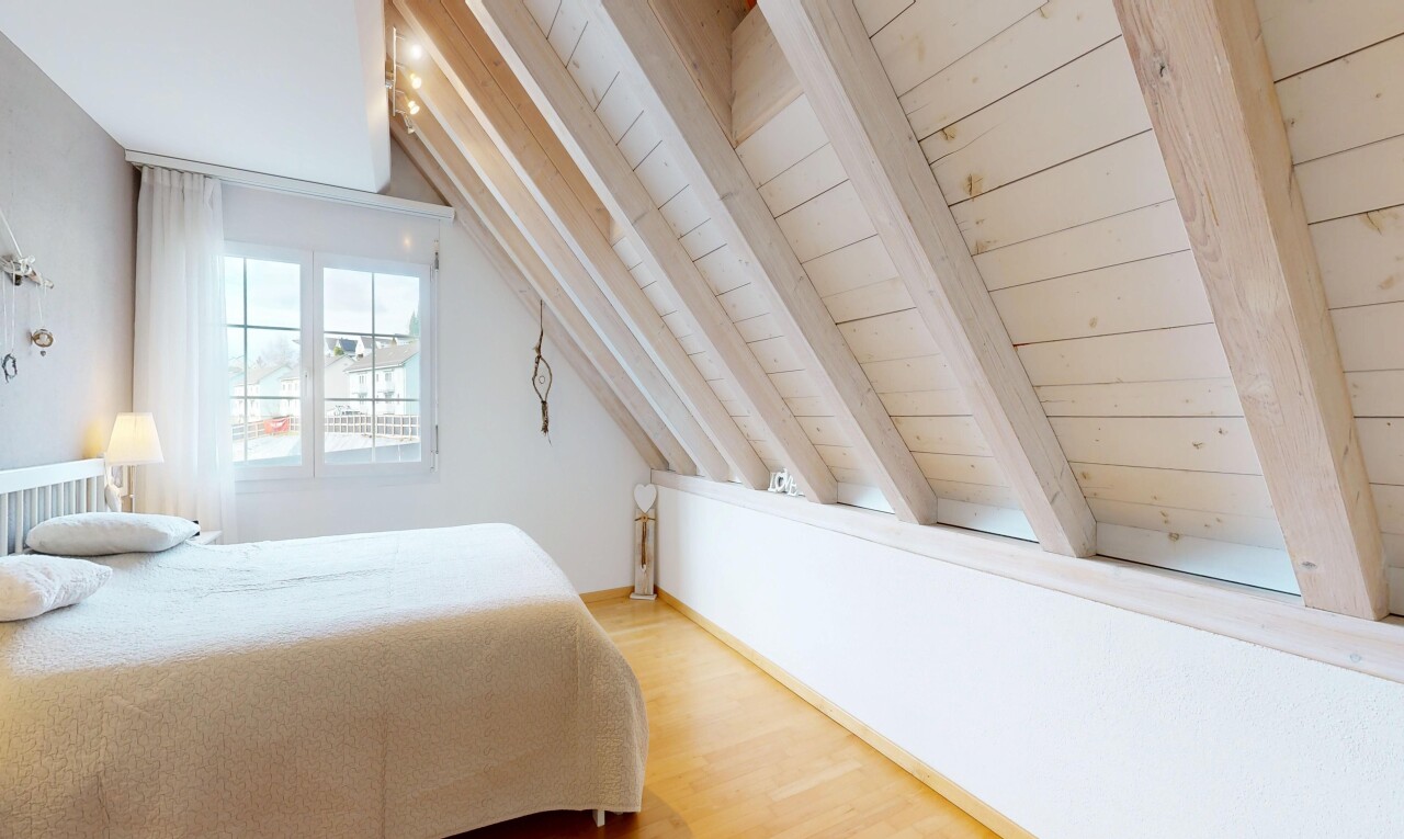 zimmer / schlafzimmer mit gipskartonwand, drywall, balkendecke, beamed ceiling, und inside property