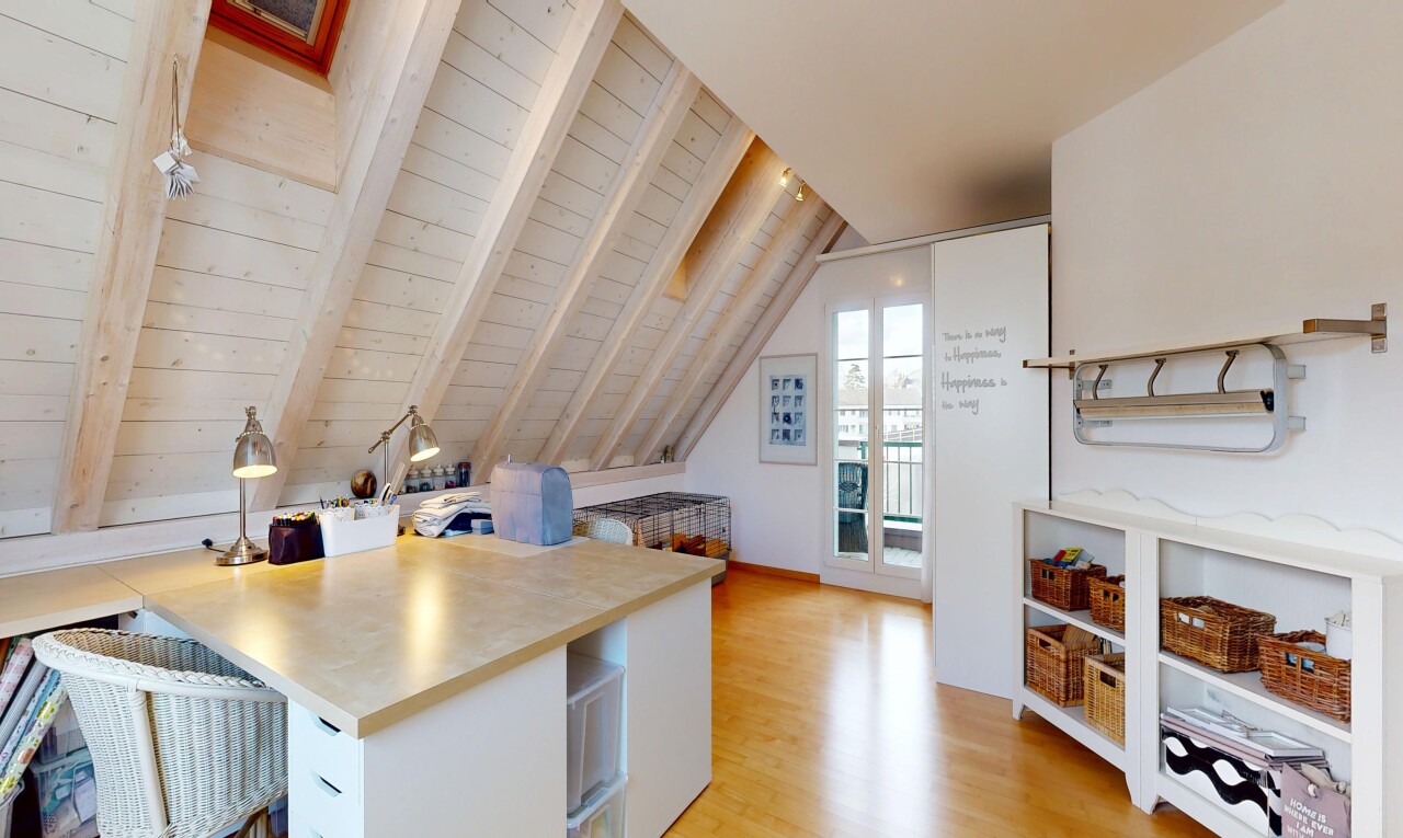 küche mit beamed ceiling, balkendecke, wood ceiling, holzdecke, und white cabinets