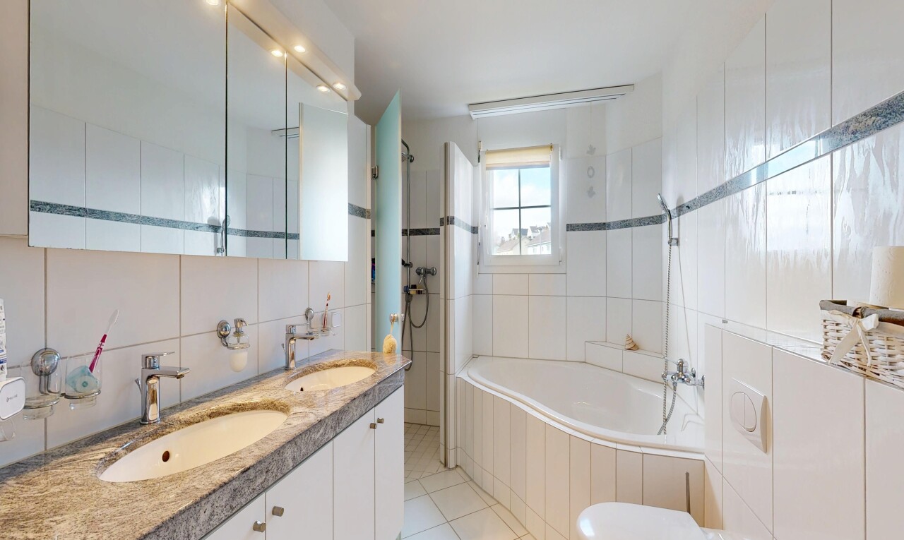 bad mit tile wall, fliesenwand, doppelwaschtisch, komplettes badezimmer, und waschbecken