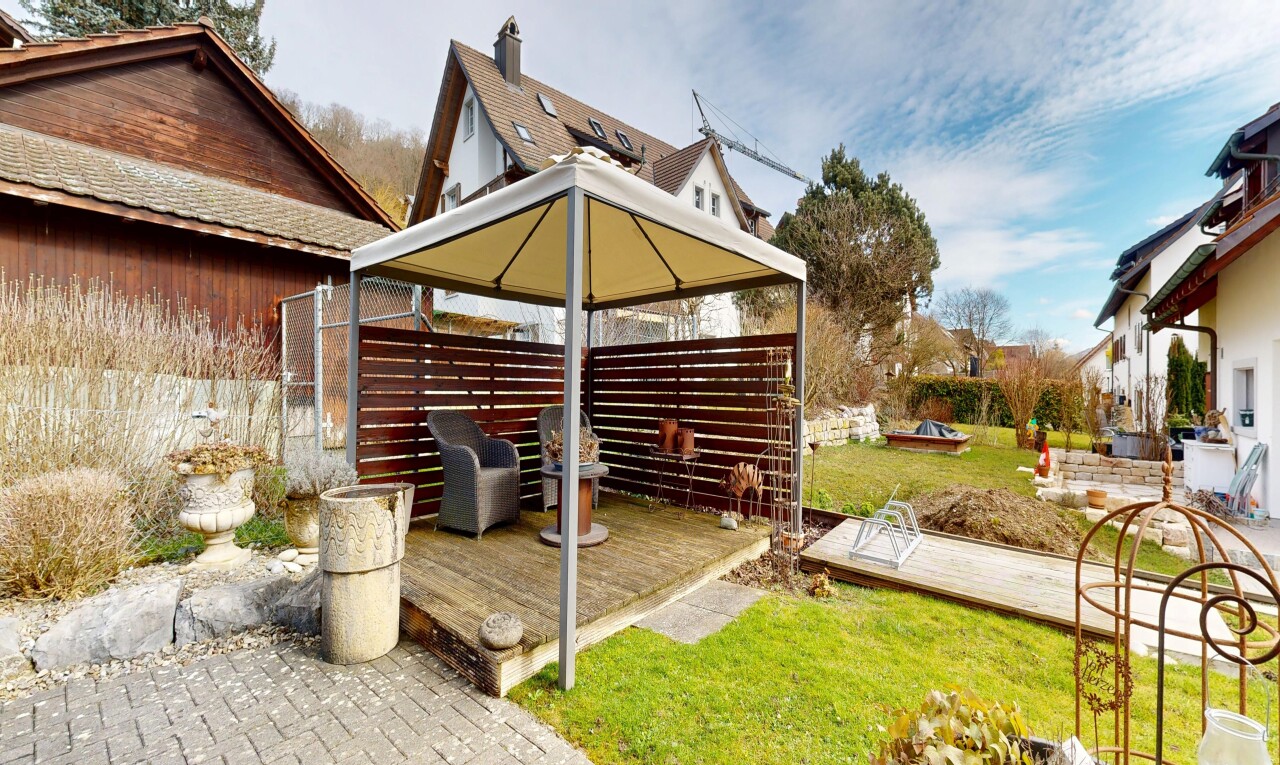 garten mit pavillon, from property, deck, rasen, und day time