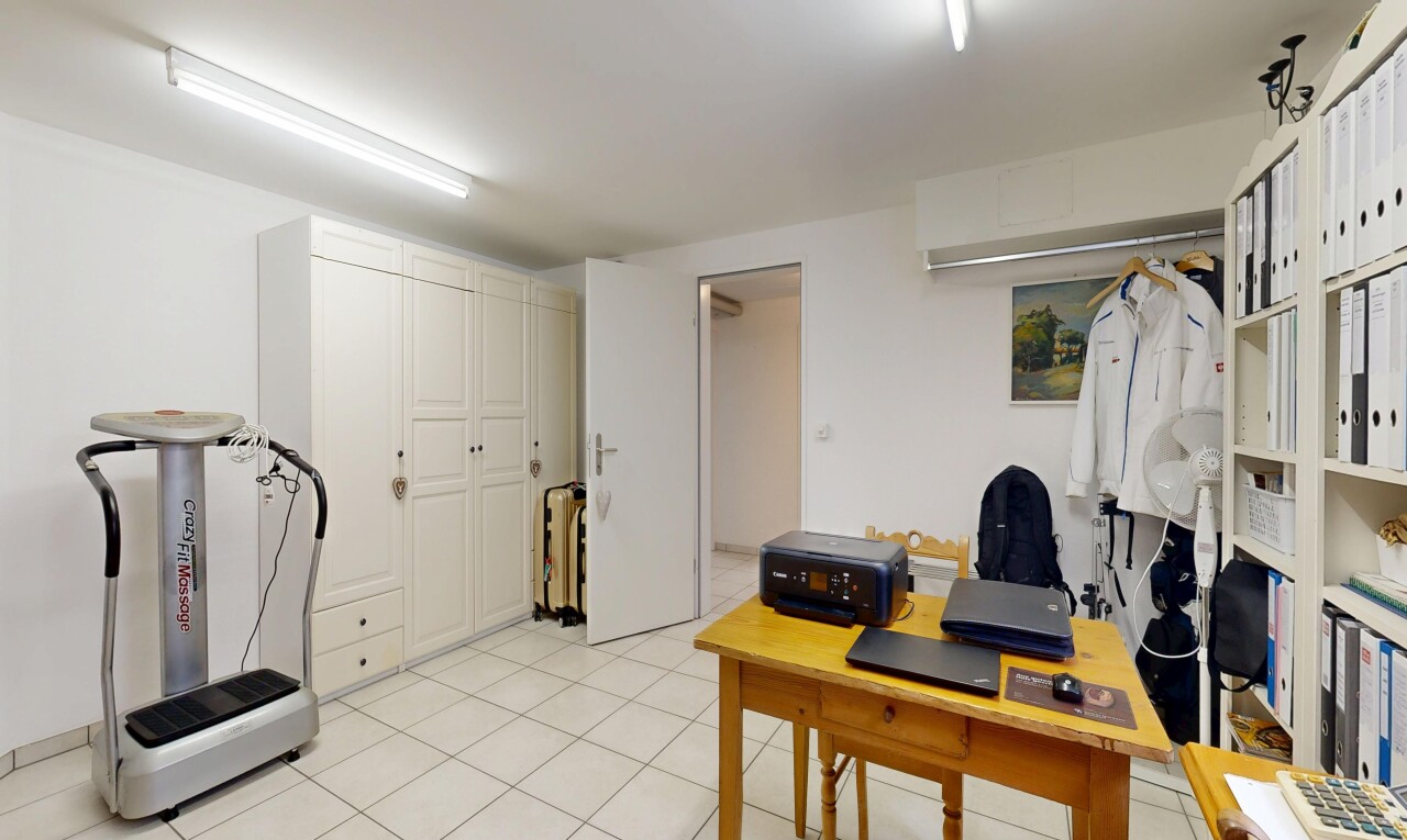 büro mit bürobereich, inside property, drywall, gipskartonwand, und light floor