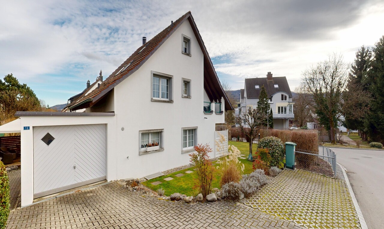 außenansicht mit property visible, zaun, stuckverkleidung, garage angeschlossen, und auffahrt