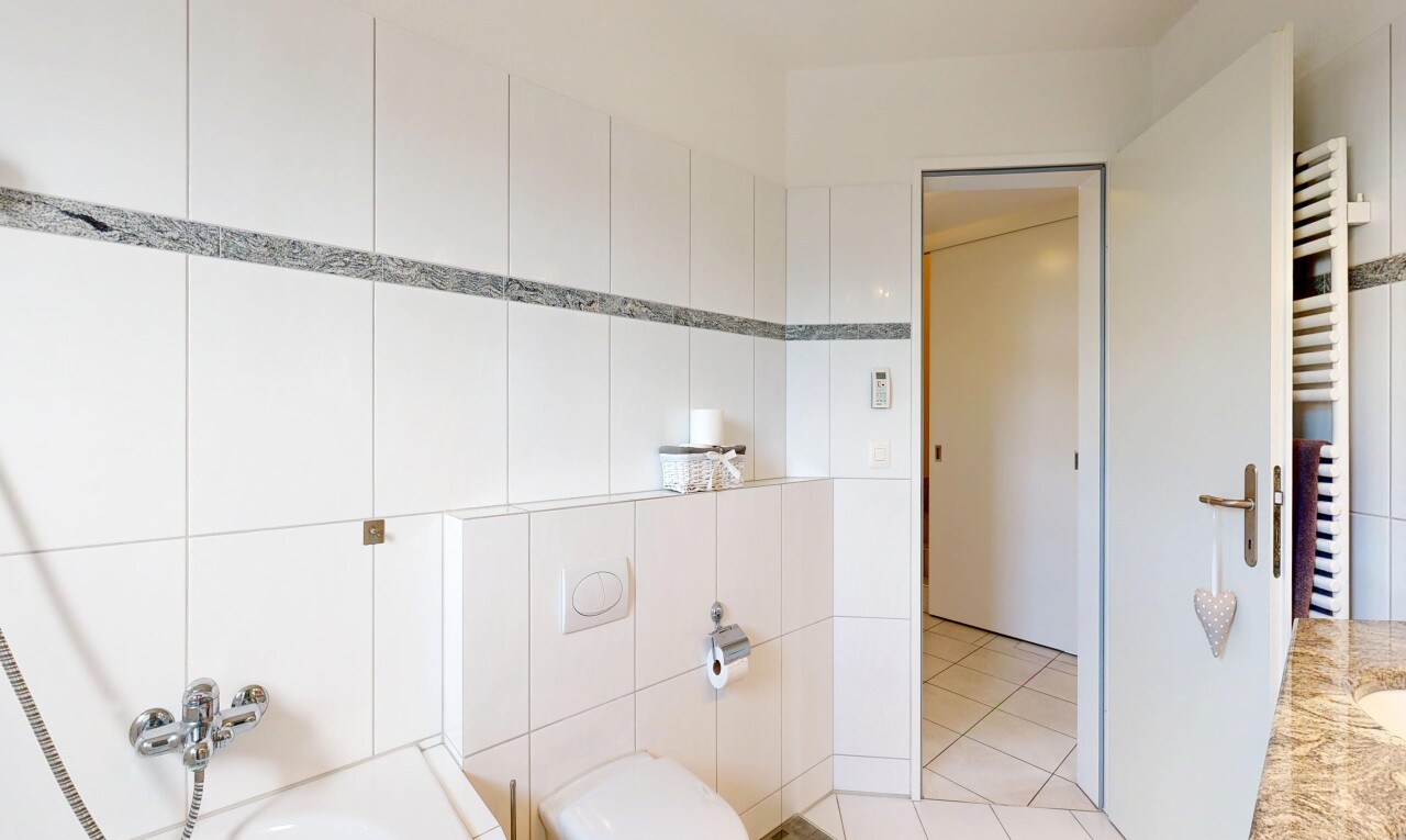 bad mit handtuchwärmer, inside property, fliesenboden, tile floor, und light floor