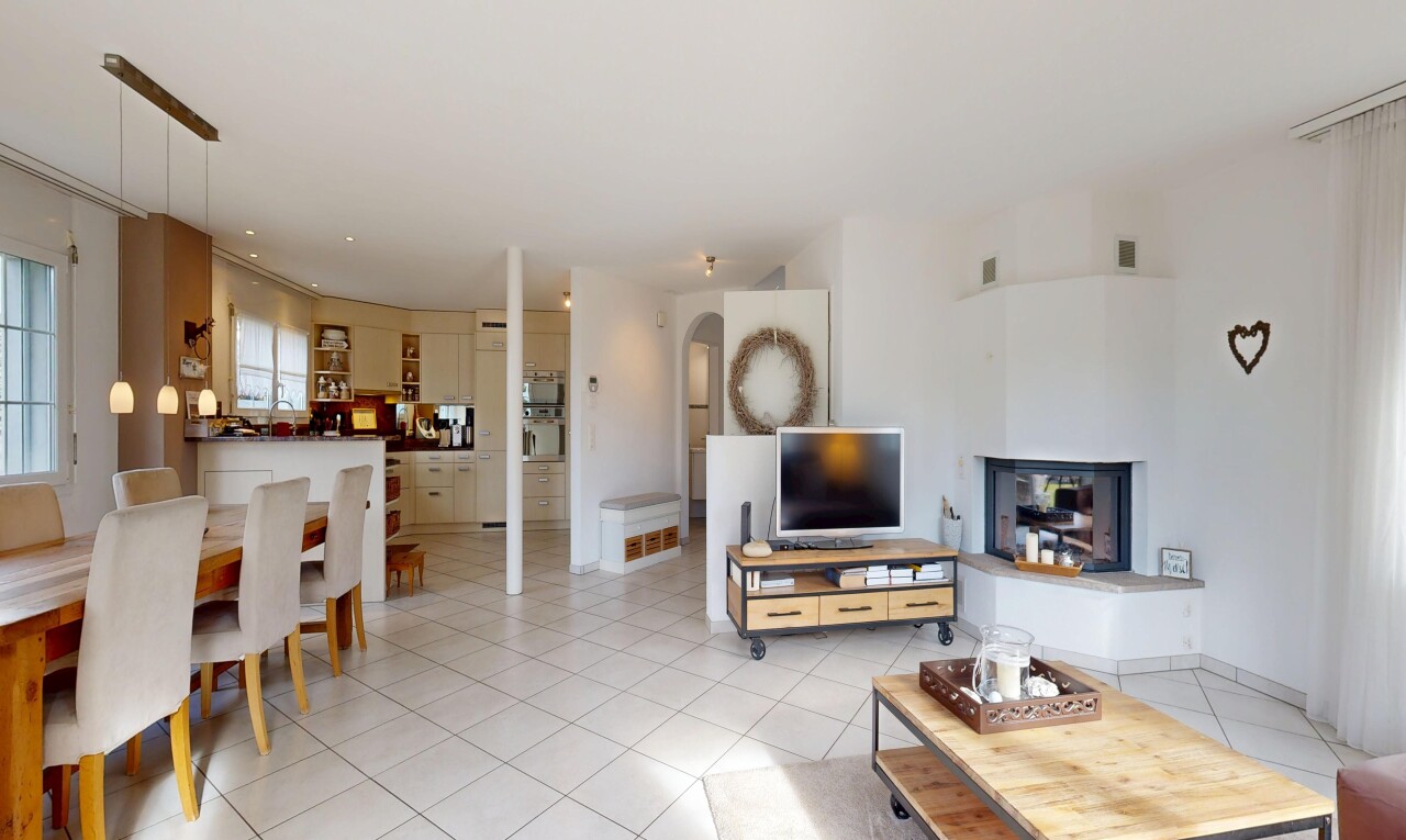 wohn- / esszimmer mit inside property, fernseher, tile floor, fliesenboden, und drywall