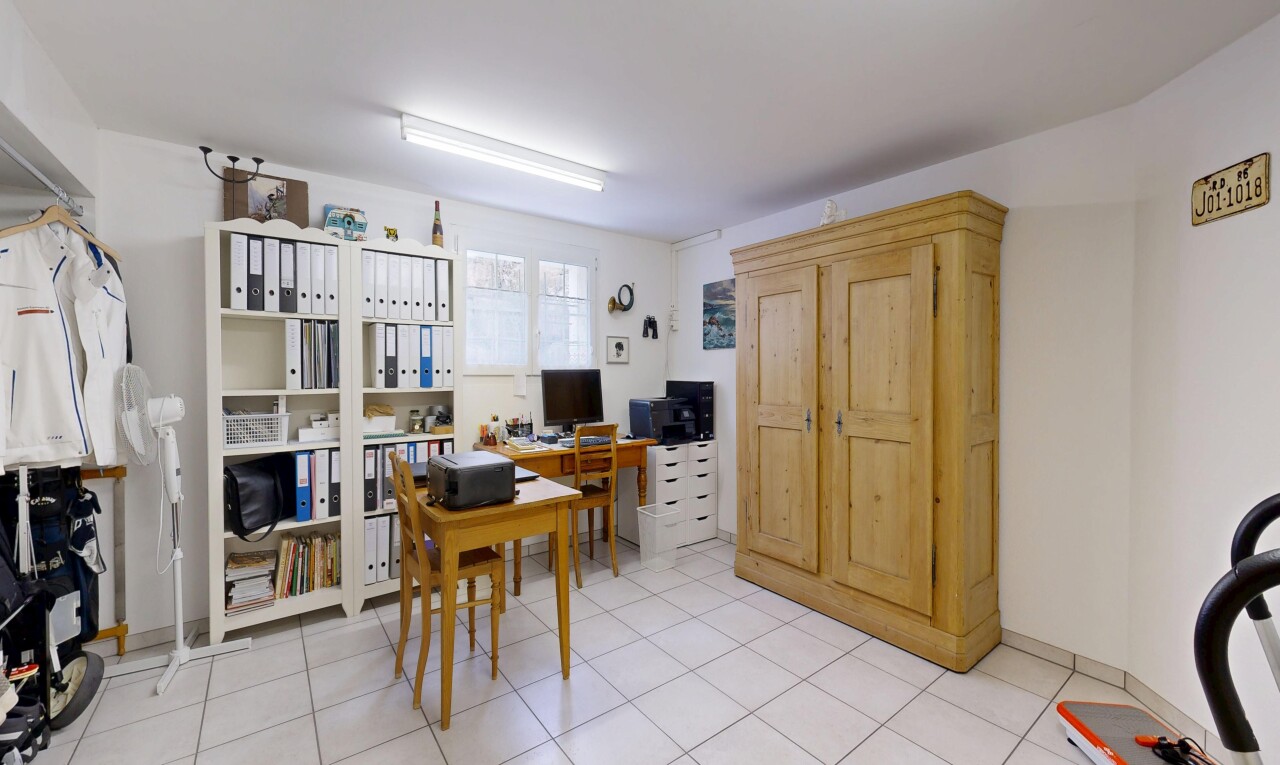 büro mit bürobereich, inside property, drywall, gipskartonwand, und fernseher
