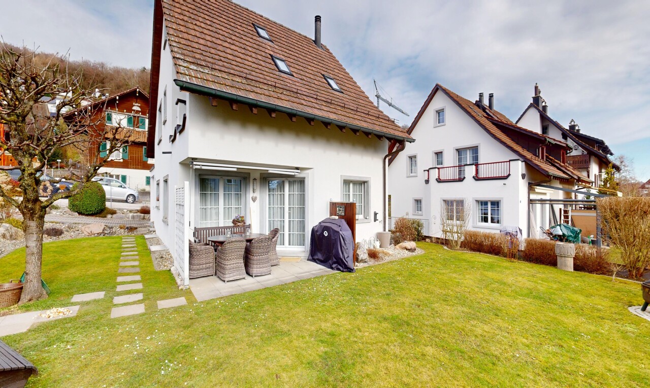 außenansicht mit property visible, terrasse, stuckverkleidung, rasen, und day time