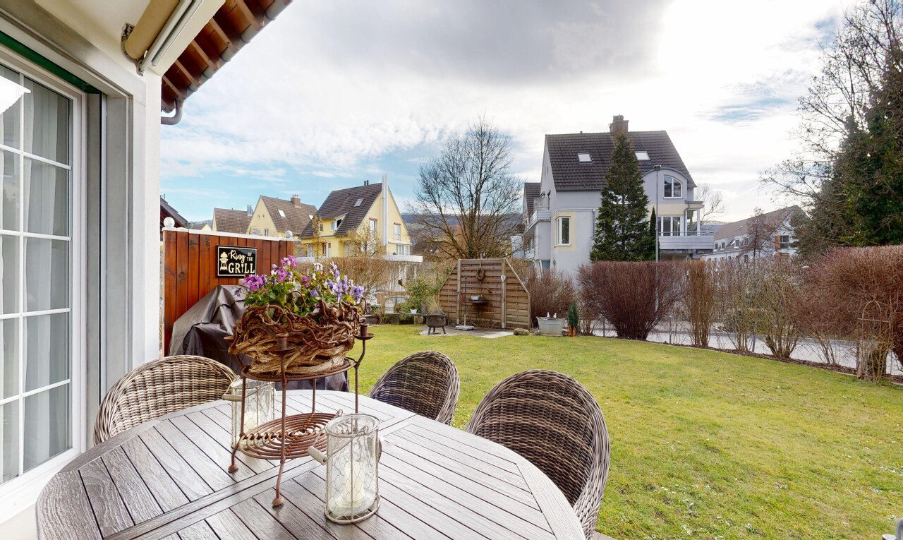 garten mit rasen, zaun, essbereich im freien, residential view, und wohngebietblick