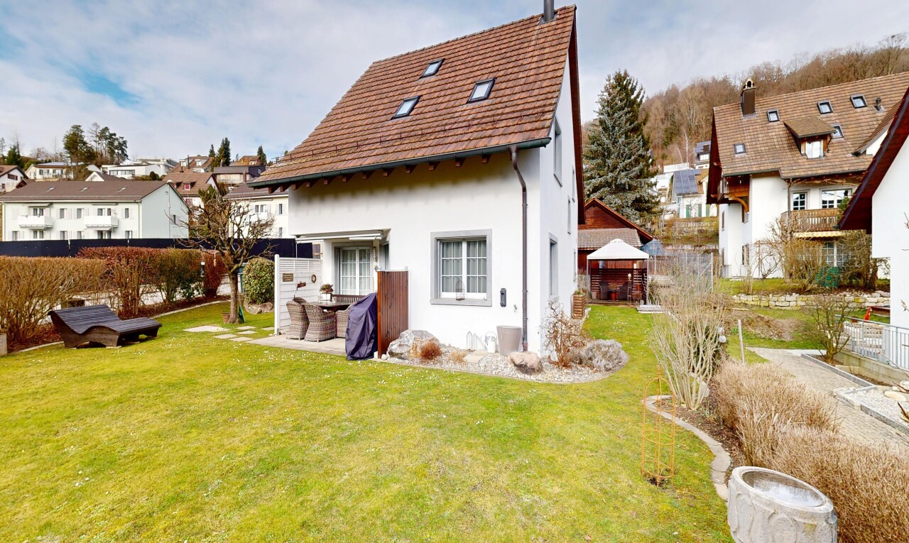 außenansicht mit rasen, property visible, day time, stuckverkleidung, und wohngebietblick