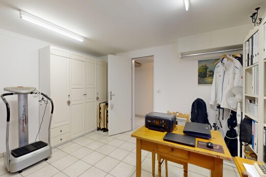 bureau avec espace bureau, inside property, drywall, cloison sèche, et light floor