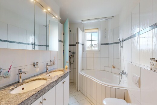 salle de bains avec tile wall, mur en carrelage, double vasque, salle de bain complète, et évier