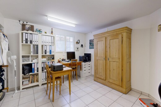 bureau avec espace bureau, inside property, drywall, cloison sèche, et télévision