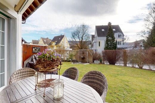 jardin avec pelouse, clôture, coin repas extérieur, residential view, et vue résidentielle