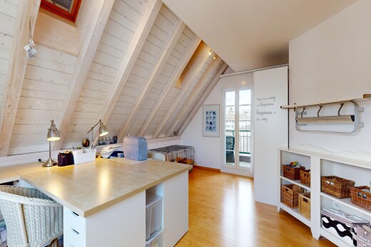 cuisine avec beamed ceiling, plafond à poutres, wood ceiling, plafond en bois, et white cabinets