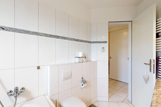 salle de bains avec chauffe-serviettes, inside property, sol en carrelage, tile floor, et light floor